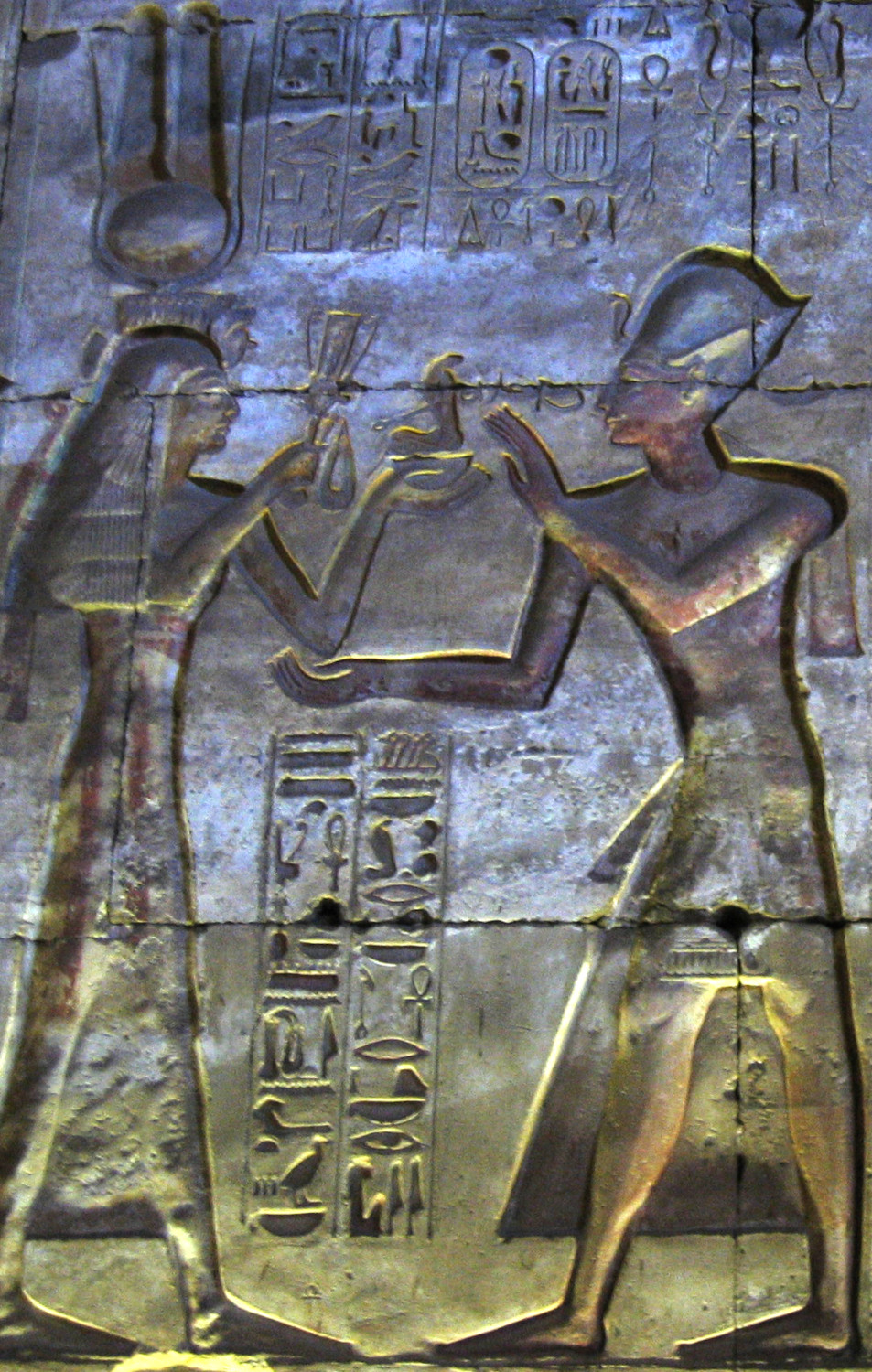 Ramses II. erhält Sistrum und Menit, Abydos, Foto: H. Wodtke